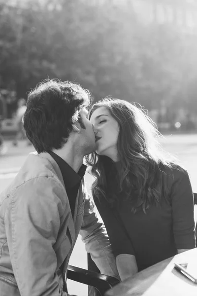 Casal apaixonado beijando ao ar livre — Fotografia de Stock