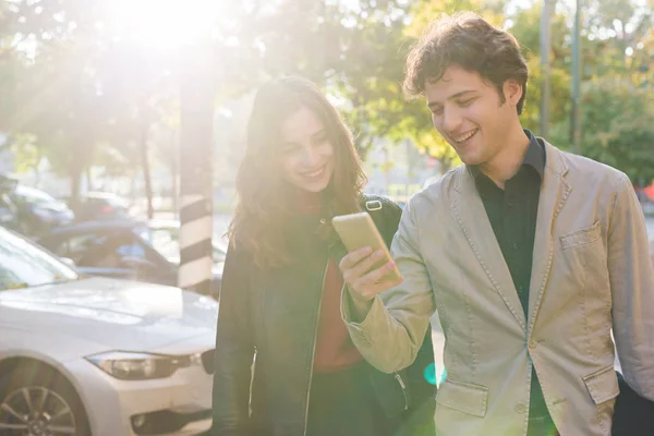 Couple amoureux en utilisant smartphone — Photo