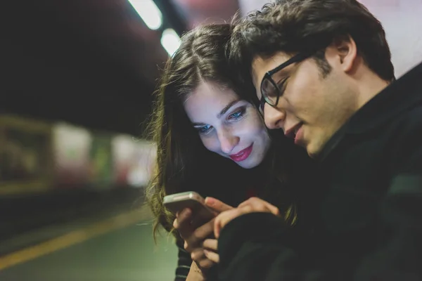 Par i kärlek med hjälp av smartphone — Stockfoto