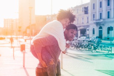 İki açık eğleniyor şehir içinde