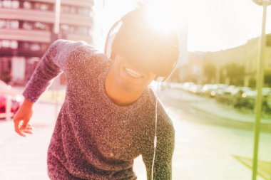 3B görüntüleyici şehirde kullanan adam 