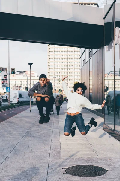 Пара прыжки на открытом воздухе в городе — стоковое фото