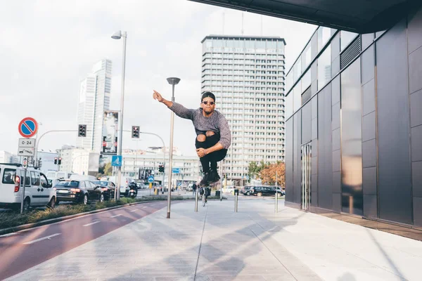Şehirde açık atlama adam — Stok fotoğraf