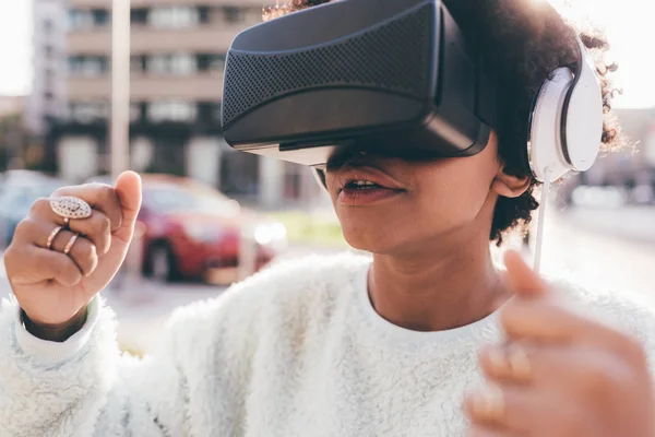 Afro woman using 3d viewer — Stock Photo, Image