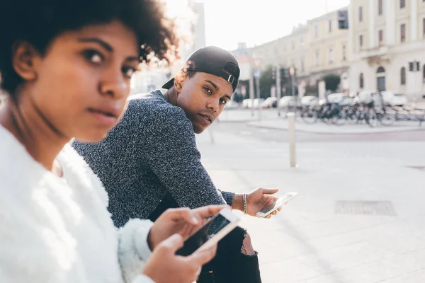 Par i staden använder smartphones — Stockfoto