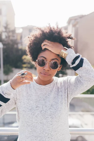 Afro vrouw buiten in de stad — Stockfoto