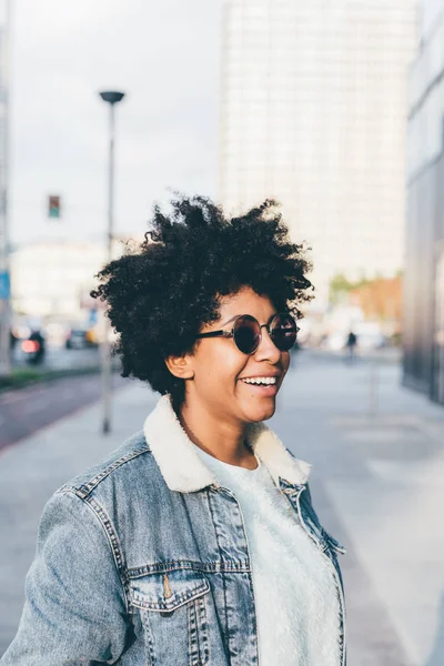 Afro kobieta odkryty w mieście — Zdjęcie stockowe