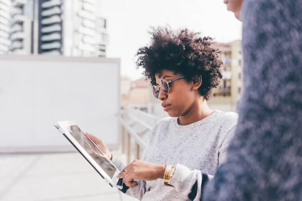 Paar in stad met behulp van Tablet PC — Stockfoto