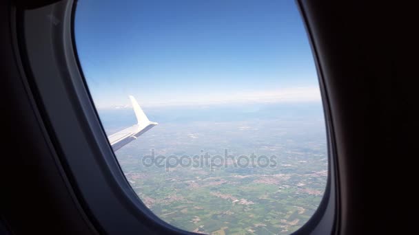 Wolken durch Fenster eines Düsenflugzeugs gesehen — Stockvideo