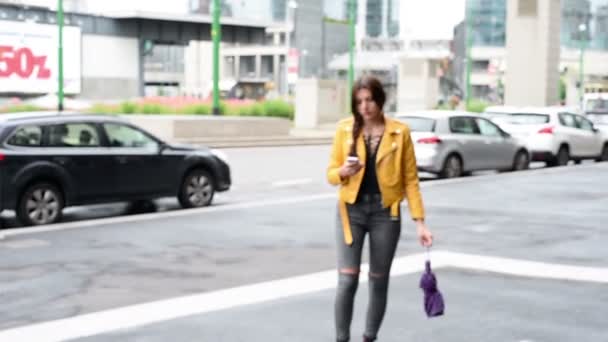 Kvinna med smartphone medan promenader — Stockvideo