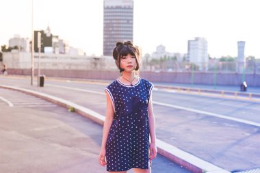 Şehirde açık poz kadın