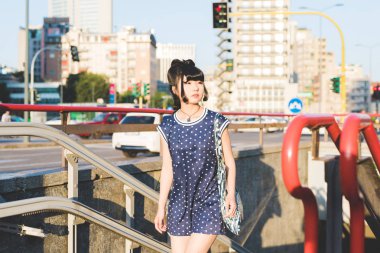 şehirde yürüyüş kadın patenci 