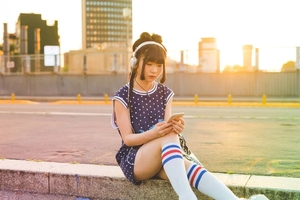 Mujer escuchando música con auriculares —  Fotos de Stock