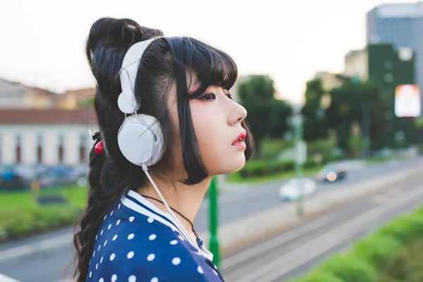 Kvinna lyssnar musik med hörlurar — Stockfoto