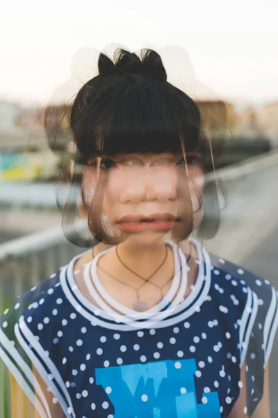 Vrouw buiten in stad — Stockfoto