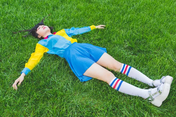 Жінка лежить на траві розслабляючий — стокове фото