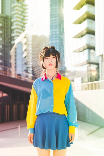 Mulher posando ao ar livre na cidade — Fotografia de Stock