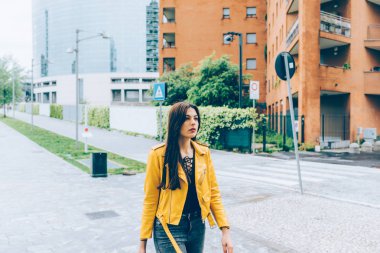 Şehirde açık duran kadın 