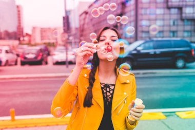 köpük sabun ile oynayan kadın