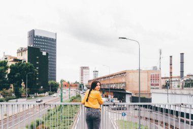 Küpeşte eğilerek kadın