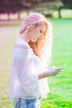 kadın smartphone kullanarak açık