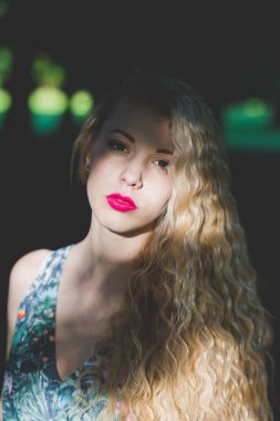 kadında şehir parkı açık