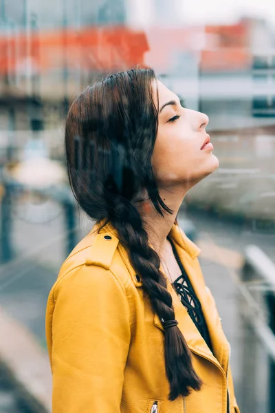 Cabello castaño mujer pensativo —  Fotos de Stock