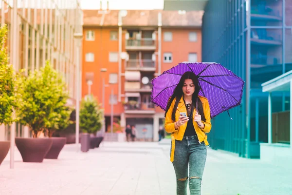 Kvinnan promenader utomhus i stad — Stockfoto