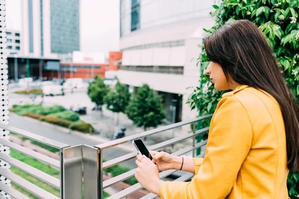 Femme utilisant un smartphone — Photo