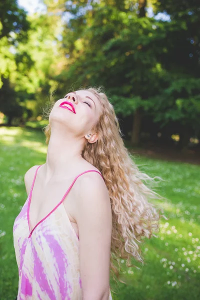 Γυναίκα υπαίθρια το πόλης πάρκο γελώντας — Φωτογραφία Αρχείου
