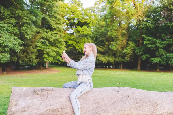 Woman outdoor using smartphone — Stock Photo, Image