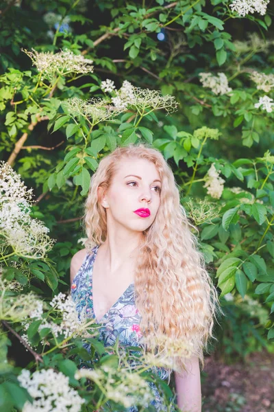 Femme en plein air dans le parc municipal — Photo