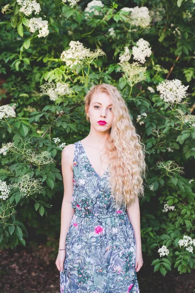 Vrouw buiten in stadspark — Stockfoto