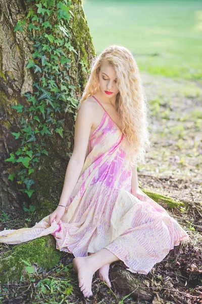 Femme en robe rose dans la forêt — Photo