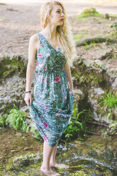 Femme en plein air dans le parc municipal — Photo