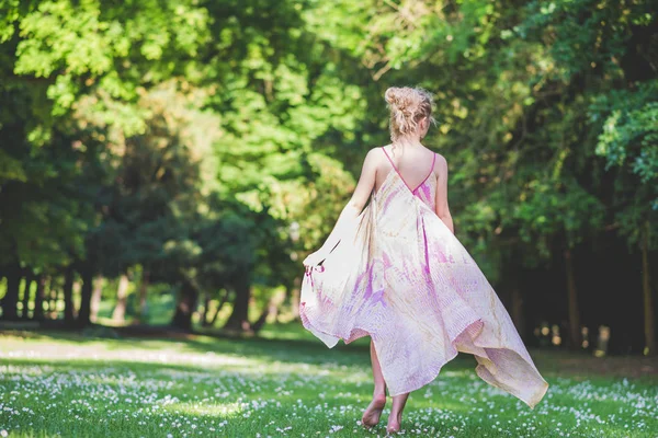 Žena nosí růžové šaty v lese — Stock fotografie