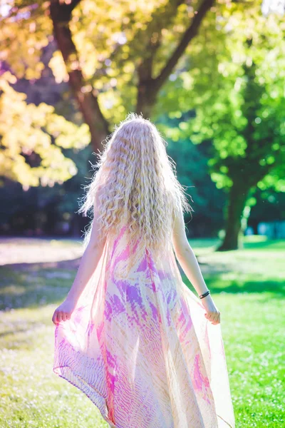 森のピンクのドレスを着ている女性 — ストック写真