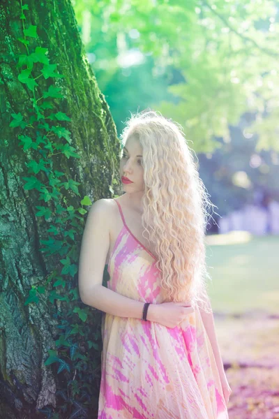 Mulher vestindo vestido rosa na floresta — Fotografia de Stock