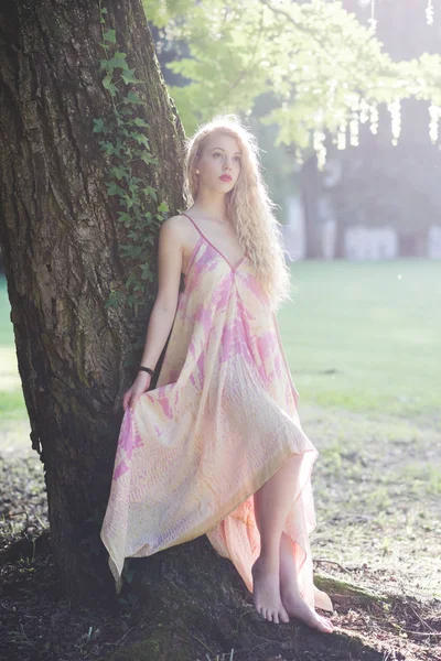 Femme en robe rose dans la forêt — Photo