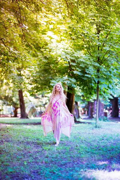 Frau trägt rosa Kleid im Wald — Stockfoto