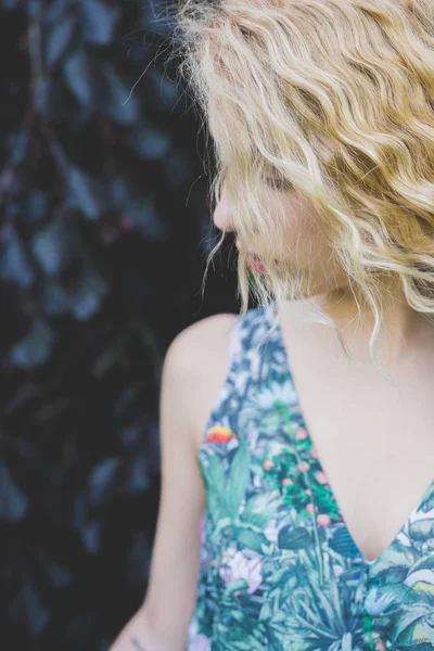 Blonde haren vrouw buiten — Stockfoto