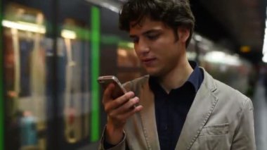 Metroda Smartphone kullanarak iş adamı 