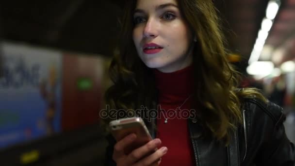 Femme utilisant un smartphone dans le métro — Video