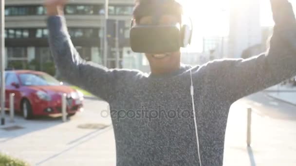 Afro homem usando 3d visualizador — Vídeo de Stock