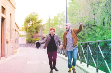 Kameraya bakarak yürüyor arkadaşlar