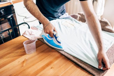 Elektrik demir kullanan adam