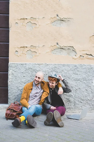 Homem e mulher sentados no chão — Fotografia de Stock