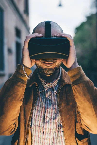 Man met behulp van de 3D-viewer — Stockfoto