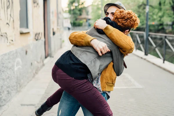 Przyjaciele w ulicy przytulanie — Zdjęcie stockowe