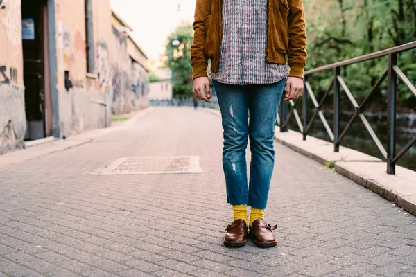 Uomo che indossa jeans e denim — Foto Stock